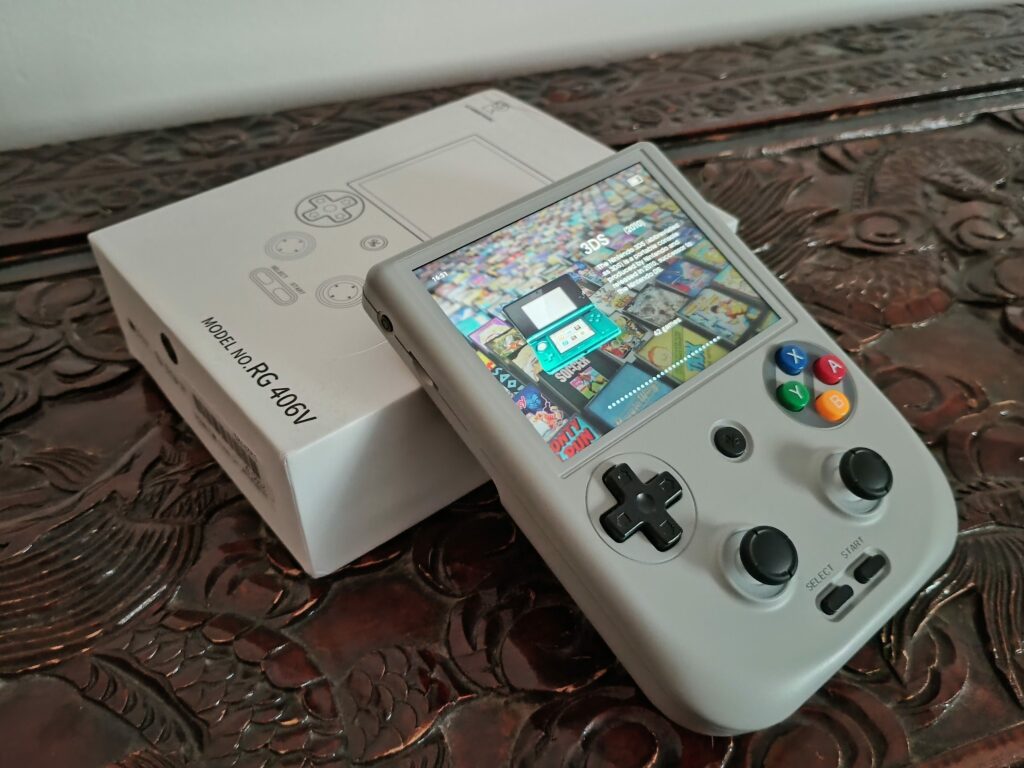 Több ezer PSX/PS2, Nintendo és Xbox játék egy kézikonzolon - Íme az Anbernic RG 406V