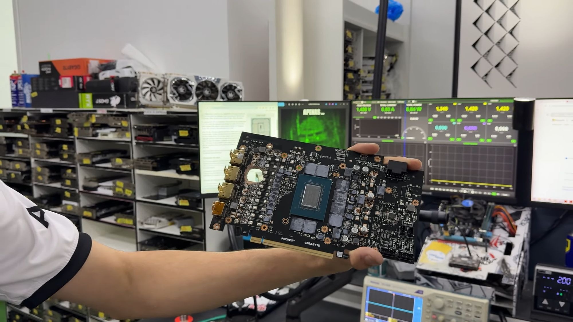 Hatalmas lyuk tátong az Nvidia videokártyán