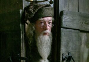 Teljes jelmezben látható John Lithgow, az új Dumbledore