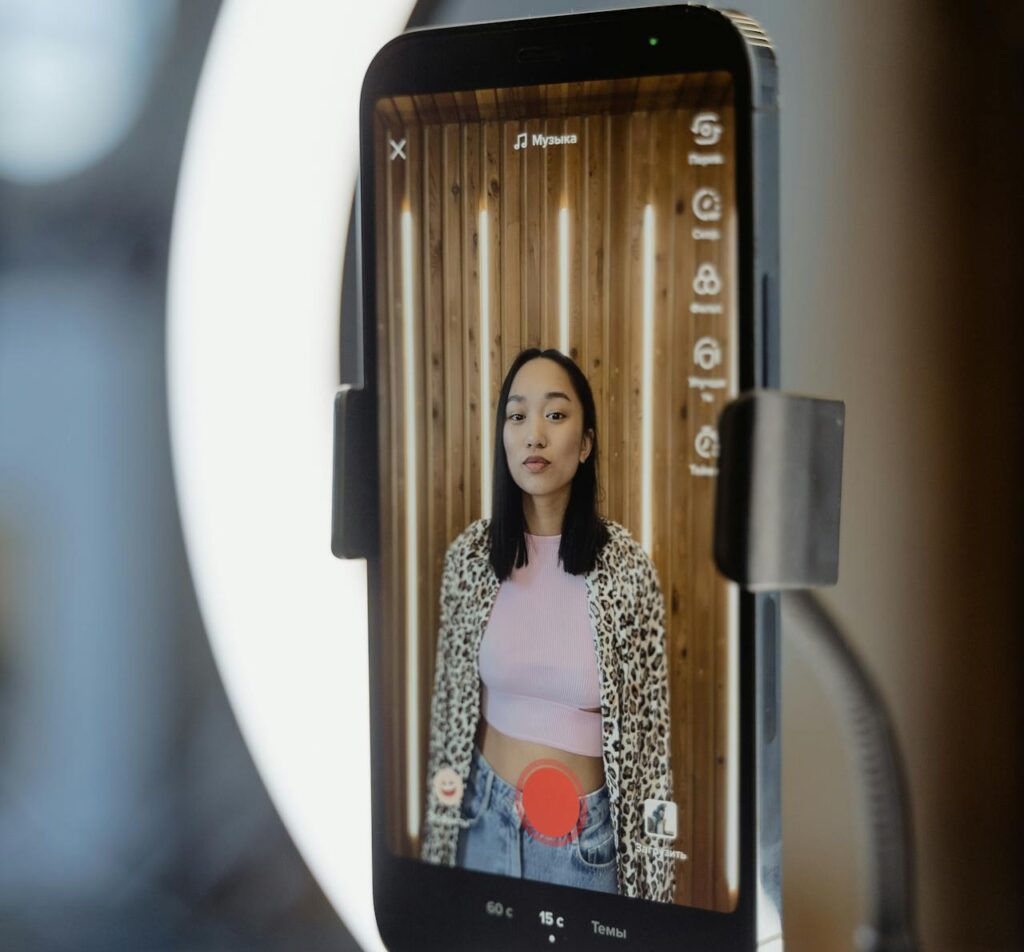 Büntetés jár az influencereknek, akik diploma nélkül okoskodnak