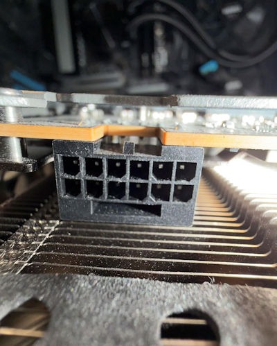 A kártya oldali tápcsatlakozó nagy eséllyel most megúszta