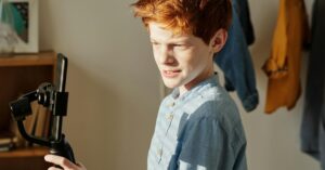 Az EU megtiltaná a gyerekeknek, hogy influencerek legyenek