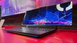 Brutális, állítható kijelzős laptopokat villantott a Lenovo