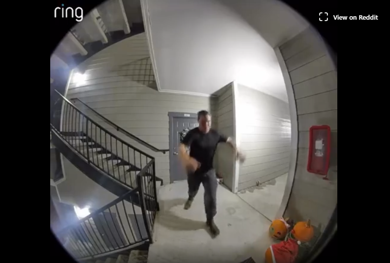 Az Arc Raiders játékos segítségért kiáltozott, mire a szomszéd berúgta az ajtót