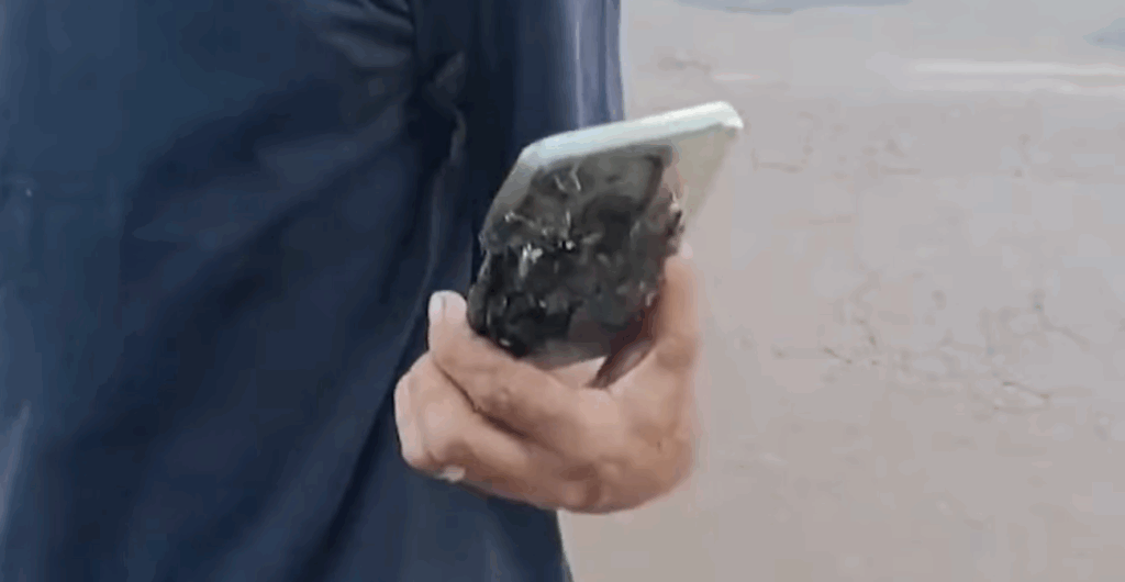 Megmenekült a kutyatámadástól, mert a telefon felrobbant a zsebében