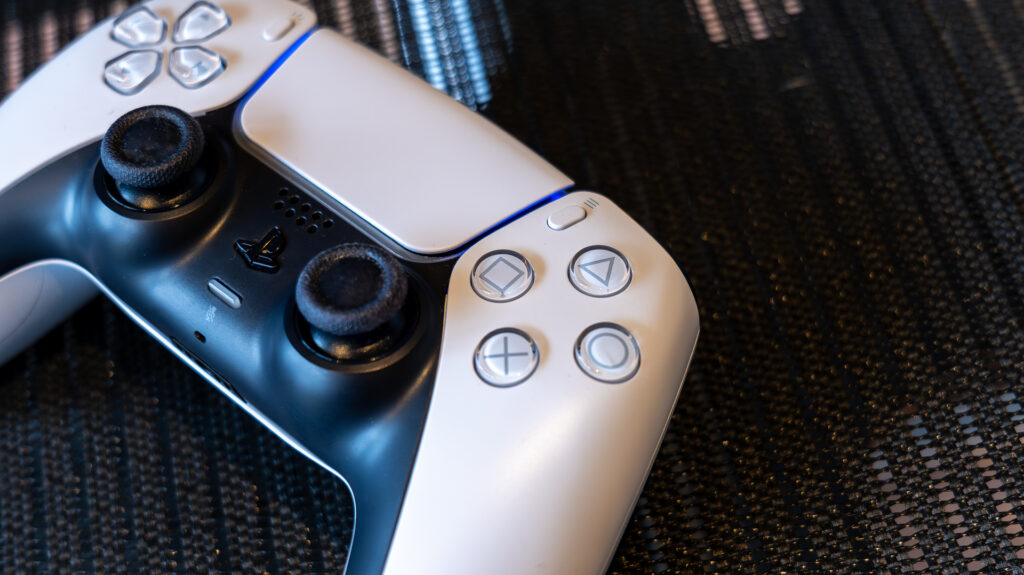 A Sony egy új módszerrel alakítaná át a DualSense kontrollerét