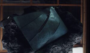 Itt a világ első „T-Rex-bőrből” készült táskája, amit el is árvereznek